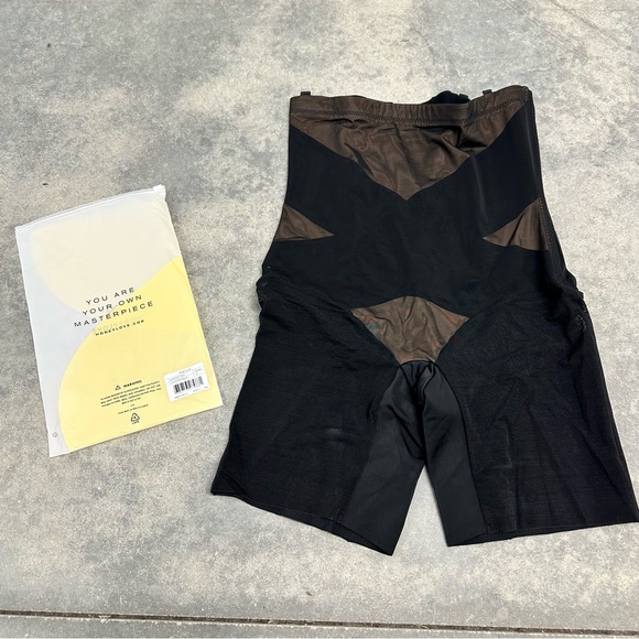 Honeylove superpower shorts compression in runway 2X - Picture 2 of 5